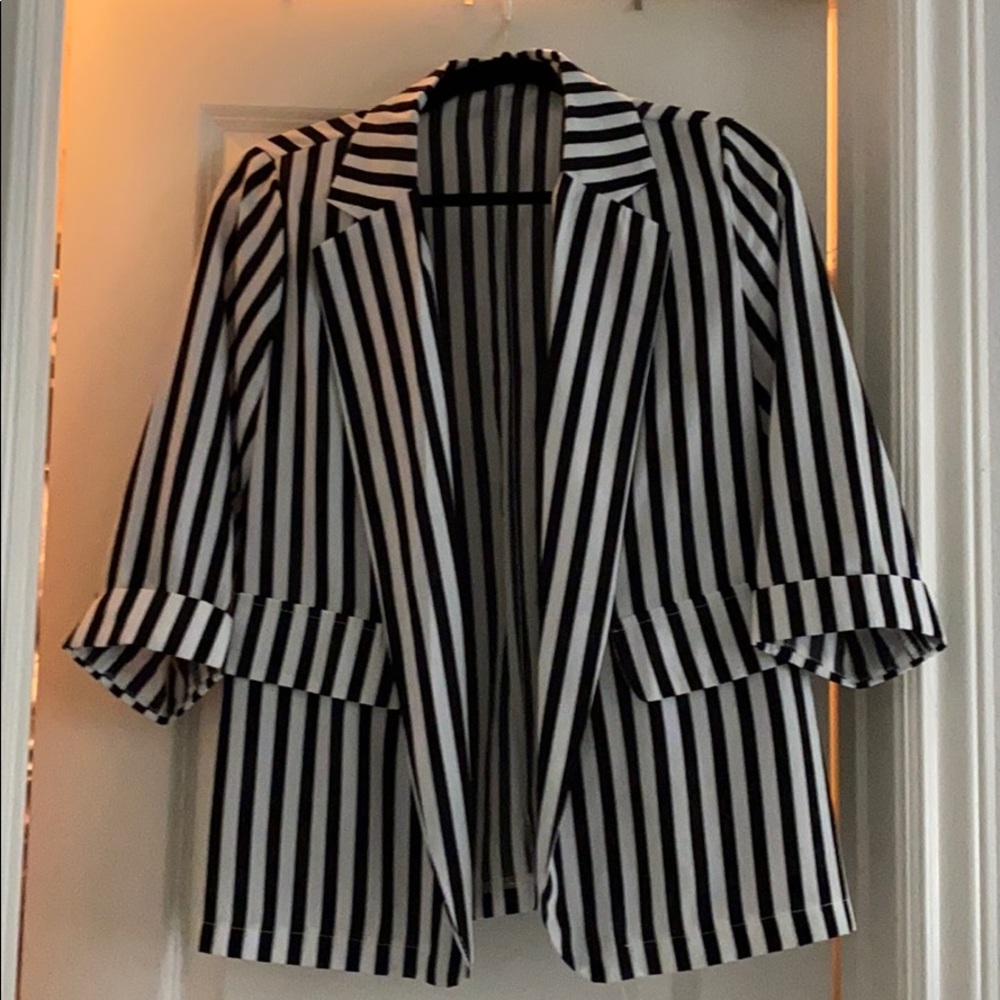Thin Striped 3quarter sleeve light weight blazer